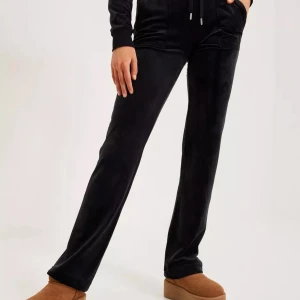 Juicy couture  - Säljer mina svarta juicy byxor i storlek xxs. Säljer de då de knappt kommer till användning. Har använts ett fåtal gånger men är som i nyskick och har inga tecken på användning. Nypris 1100 mitt pris 700