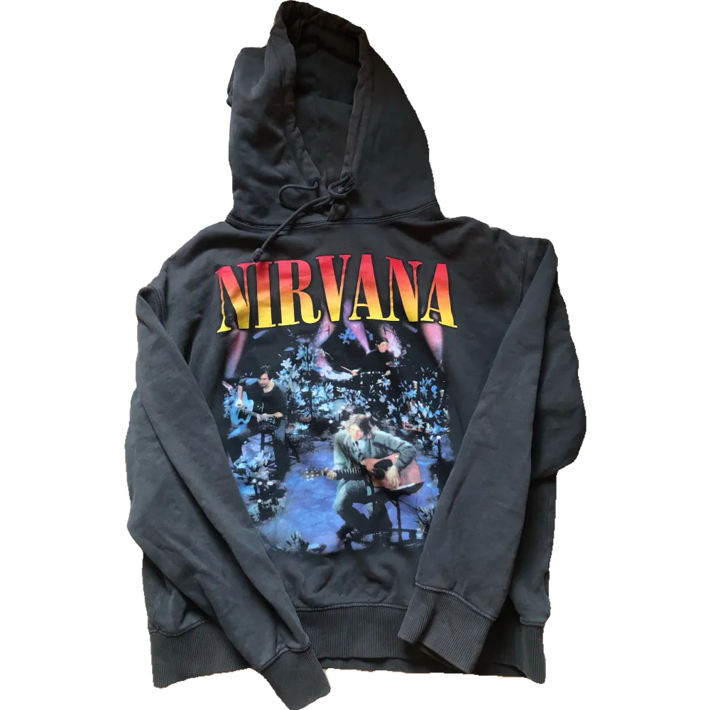 Nirvana hoodie. Är S men sitter gött oversize , svep för defekt 💞 . Hoodies.
