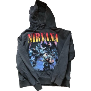 Nirvana Hoodie - Nirvana hoodie. Är S men sitter gött oversize , svep för defekt 💞 