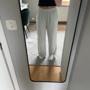 Mintgröna byxor - Fina byxor ifrån HM , säljer pga för små