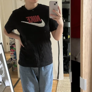Nike t-shirt - Svart sportig Nike t-shirt i bomull, i princip oanvänd så ser och känns som helt ny!