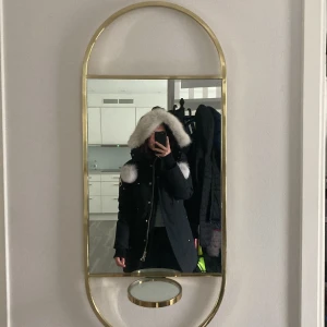 mooseknuckles - Jacka av moose, jätte fin men liten i storleken så tyvärr för liten för mig. Därav saknas 3 stycken knappar men inget som påverkar stängningen då den har dragkedja. Använd 10 tal gånger så resterande är i ny skick. Köpt av annan,kvitto finns tyvärr inte 