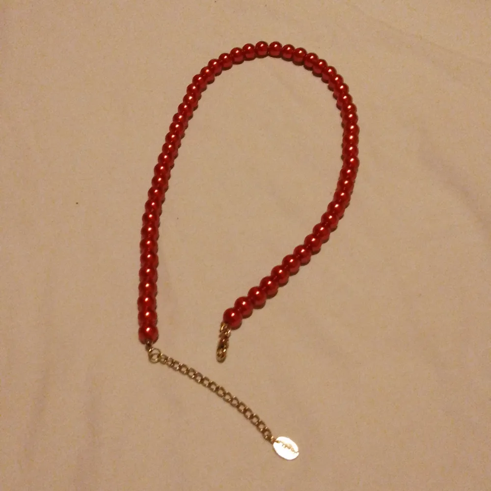 Pärlhalsband från Montini längd ca 49 cm med lås och förlängning,  Halsbandet är i Nyskick . Accessoarer.