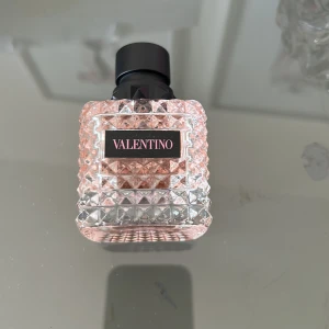 Valentino parfym  - Väldigt populär parfym dock inget för mig! Mer än halva kvar 