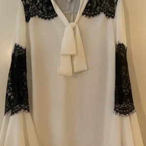 Blus - Blus som passar till både vardags som till fest. Kan bäras från 38-42