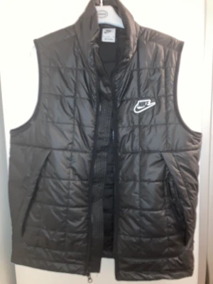 Dun väst - En din väst från nike som knappt är använd. Storlek M och är perfekt för vår och sena sommarkvällar då den är ganska tunn!