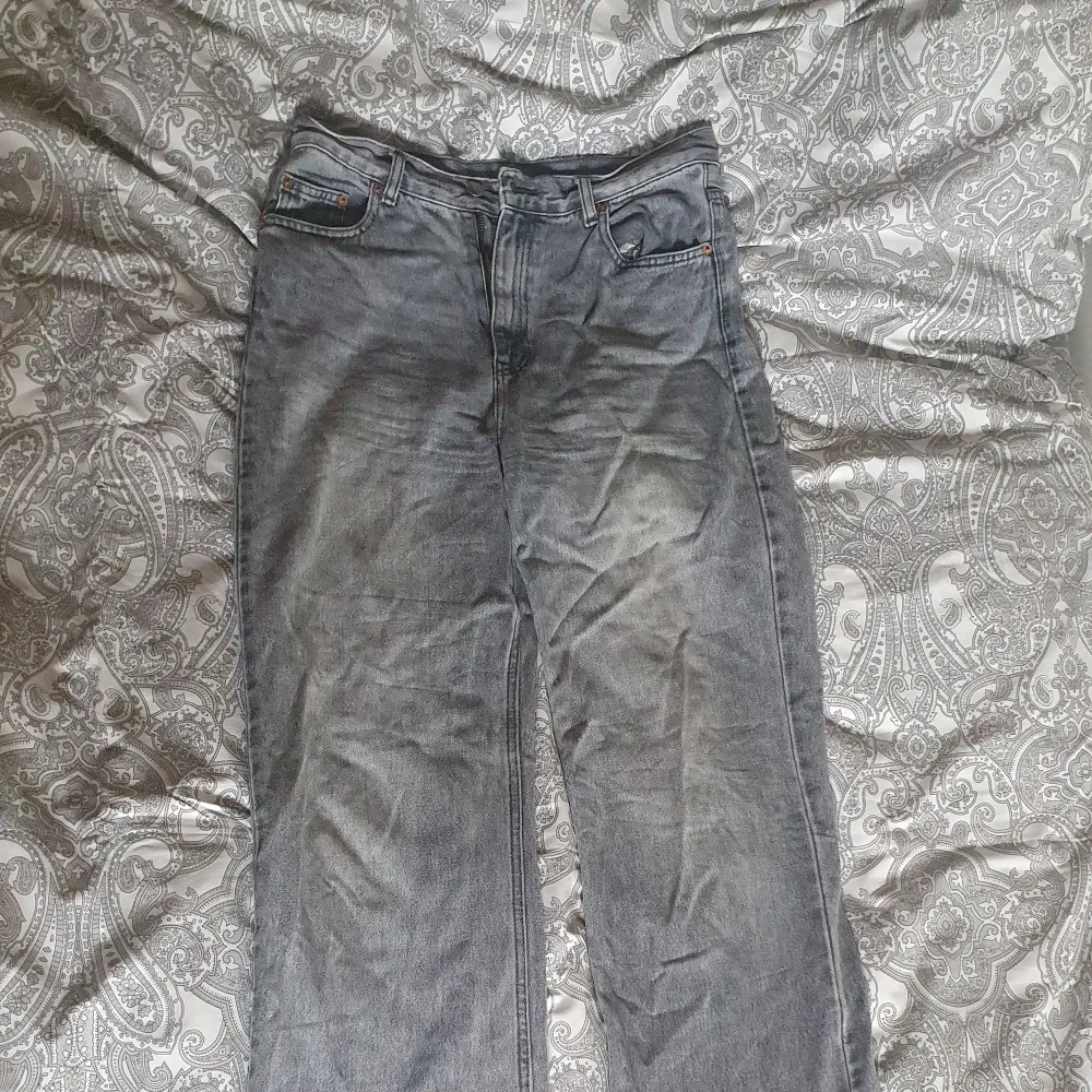 Raka Dr Denim Gråa Jeans säljes för 200 kr köpta från Salty Dog för nypris 799kr Jeansen är ca 94 cm i midjan, och är high waisted. Tar slut precis vid fotleden på mig som är 178 cm.. Jeans & Byxor.