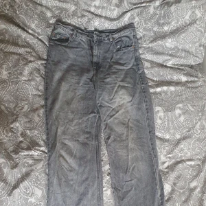 Dr Denim Grå Jeans - Raka Dr Denim Gråa Jeans säljes för 200 kr köpta från Salty Dog för nypris 799kr Jeansen är ca 94 cm i midjan, och är high waisted. Tar slut precis vid fotleden på mig som är 178 cm.