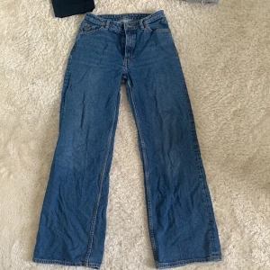 jeans - Yoko wide leg jeans från monki i strl 28. Fint skick utan fläckar eller märken. Mörkblå. Säljer pga att de inte kommer till användning längre. 