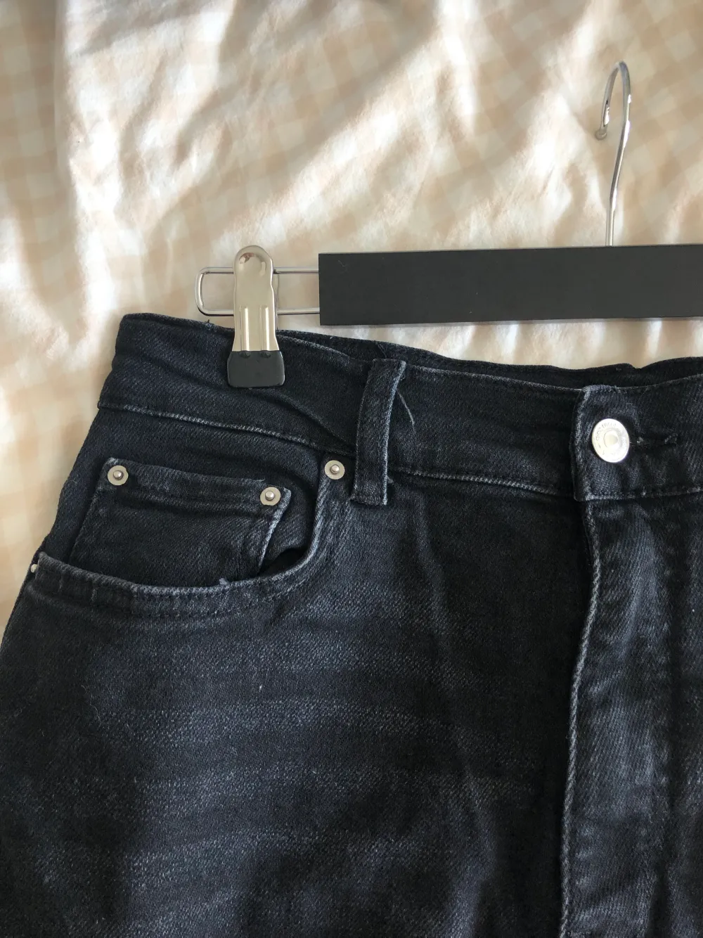 Jeans i lite lösare passform och lätt comfort stretch. Använda men väl omhändertagna. Riktiga fickor både fram och bak. 499kr nya från Gina tricot🖤. Jeans & Byxor.