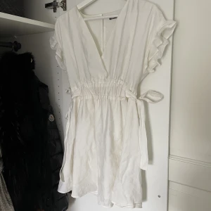 Klänning - Superfin vit klänning som passar som sommarklänningen men även som studentklänning!! 