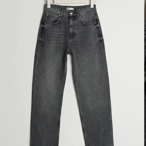 jeans - säljer mina grå/svarta jeans från gina då de inte passar super skick!🫶🏻🤍