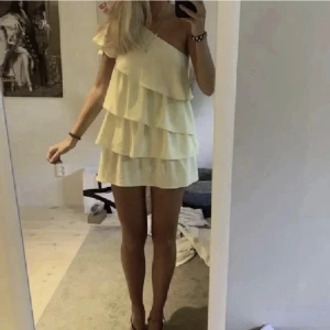 Trendig zara klänning - Skriv vid frågor💞💞