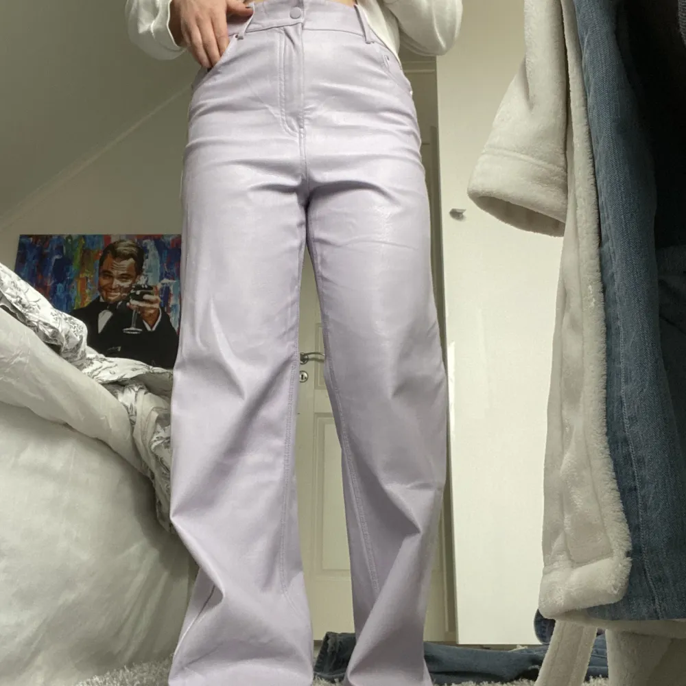Super snygga lila skinnbyxor som är lite baggie i modellen. Använd endast en gång. Jag är 163 cm och de är lite långa på mig samt stora i midjan💗. Jeans & Byxor.