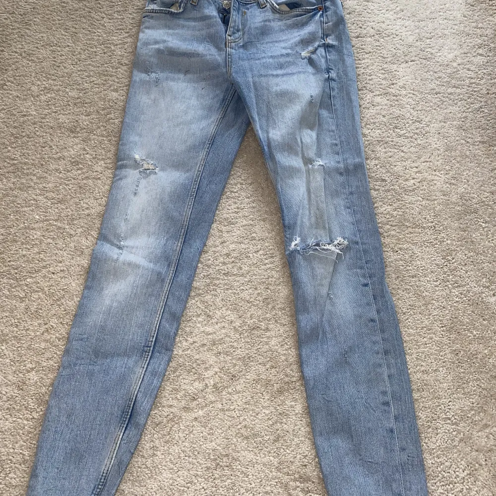 Snygga skinny jeans i nytt skick, använda endast en gång. Säljer då de är för små för mig. Köpta för omkring 500kr. Strl 36 men stretchiga, så kan nog även passa en 34.. Jeans & Byxor.