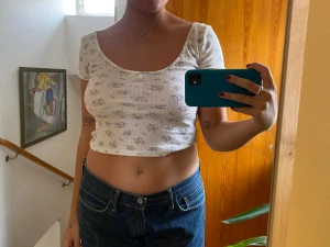 Vitblommig topp - Vitblommigtopp från HM, bra material, 60kr 