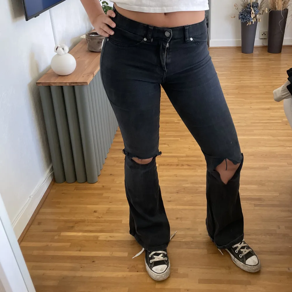 Bootcut jeans storlek S men passar xs också då dem är väldigt stretchiga! Jag är 168cm . Jeans & Byxor.