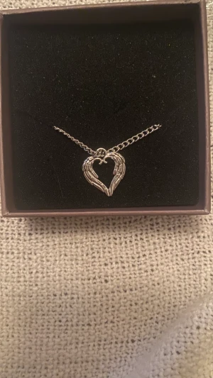Egengjordt halsband ❤️ - Superfint Egengjordt halsband med vingar på❤️