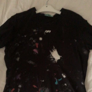 Off white T-shirt  - Snygg tröja storlek L skriv för mer bilder 