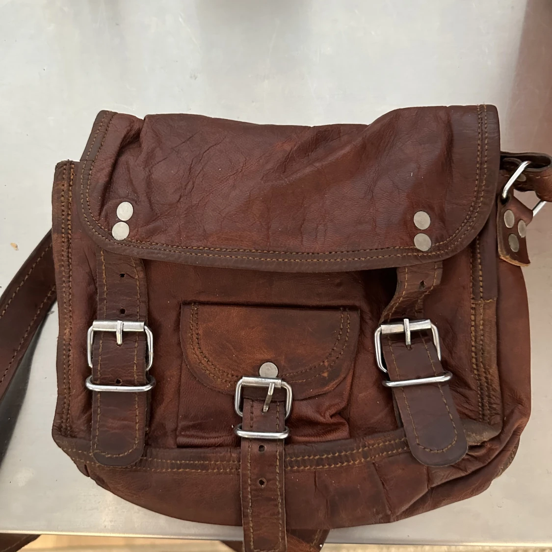 Brun axelremsväska - 90