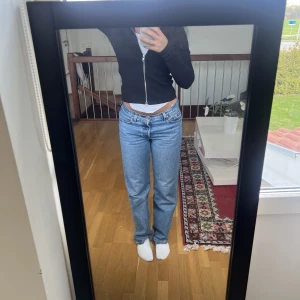 Levis jeans 501 - Säljer mina 501 jeans från Levis då de inte kommer till användning. Köpta i Levis butik. Skulle säga att de är s-m (låg midja)
