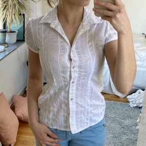 Skjorta - Superfin y2k-aktig skjorta som är helt oanvänd, går att ha både uppknäppt och knäppt! Passar xxs/xs💗