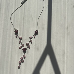 Blomhalsband - gulligt halsband med rosa blommor på, fick det i present men har aldrig använt 💗💗