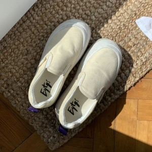 Eytys sneakers - Skor beställda från Eytys hemsida, sparsamt använda! Vit/cream färg. Modellen heter ”Venice Canvas” i storlek 39.