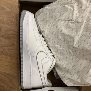 Air Force 1  - Hej!! Säljer ett par Air Force 1 white/Wolf grey-white. Säljer på grund av att jag beställde fel storlek. Helt nya oanvända/äkta. Skriv för fler bilder om ni är intresserade. Priset kan diskuteras