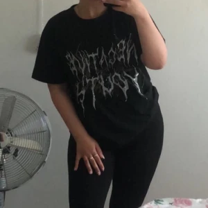 T-shirt med tryck - T-shirt med rhinestones! Den är sparsamt använd (fåtal noppar) säljer pga att den inte är min stil längre. Köpt här på plick 💗