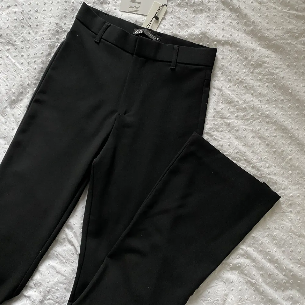 Black high waisted flared trousers/leggings with vents from Zara in size small (S) ✨ New with tags, stretchy with elastane. Sold out and no longer available on the Zara’s website. Write if you have any questions 😊. Jeans & Byxor.