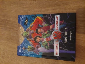 BOK - Detta är en spännande bok som handlar om  monster ailiens och mycket mer