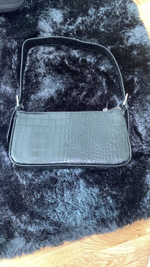 Väska - Väska från Gina tricot Aldrig använd Svart baguette väska