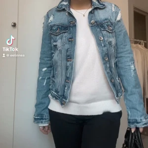 Jeansjacka  - Säljer den här fina jeansjackan, som ny