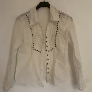 Skjorta med paljetter - Köpt second hand. Fint skick.