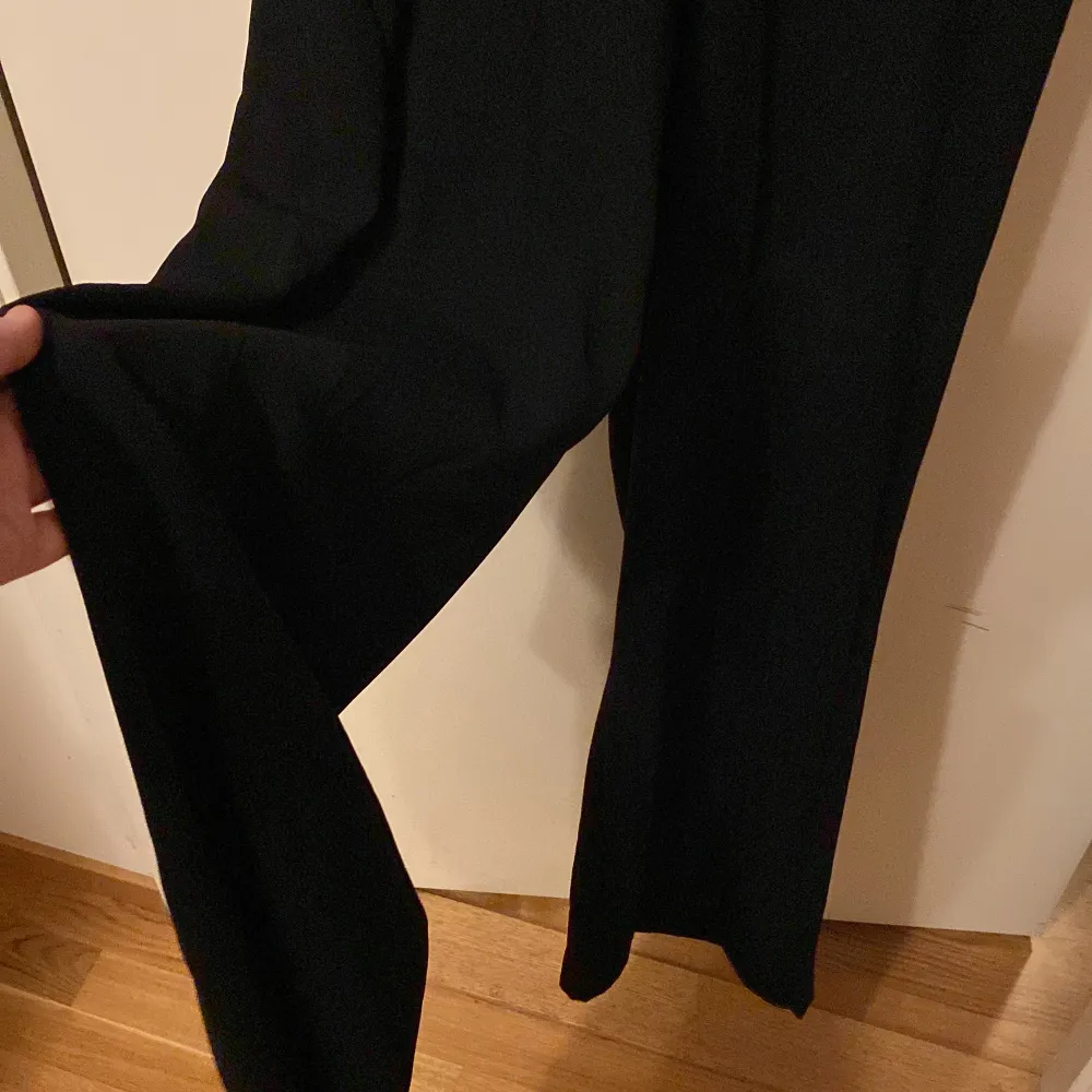 Super classy och stilig jumpsuit med snörning runt halsen så ryggen lämnas öppen! Inköpt på Na-KD. Aldrig använd.. Kostymer.