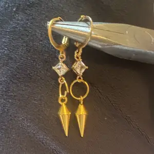 Superfina egengjorda örhängen i guld med en nit och en liten diamant❤️superfina!! 85kr