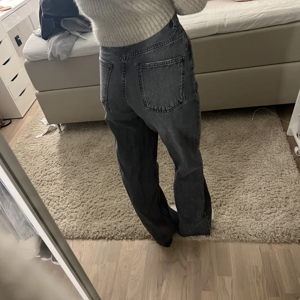 Gråa jeans från zara i storlek 34! Nypris 500 jag säljer de för 150!. Jeans & Byxor.