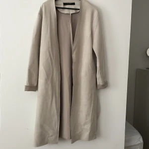 Mockaimitation kappa - Snygg gråbeige jacka från zara strl small. Ett litet fimpmärke som knappt syns när man har den på. Kolla bild för att se. 