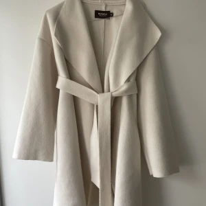 Bianca x Nelly kappa - Fin oanvänd kappa från Bianca x Nelly kollektion. Köpt på second hand, säljes vidare pga för stor för mig.