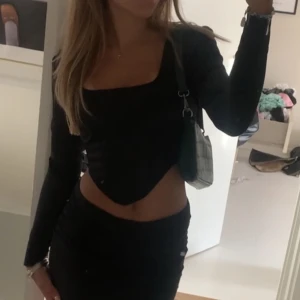 Svart topp - Säljer en svart topp från hm då jag aldrig använder💕använd ca 1-2 ggr så den är som ny💖 köparen står för leverans