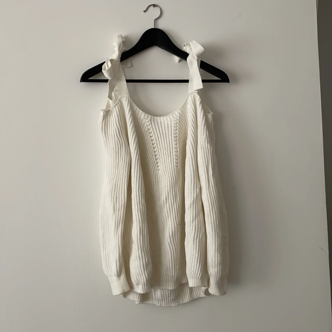 Off shoulder stickad tröja