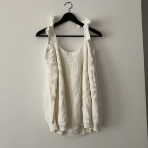 Off shoulder stickad tröja - Vit stickad tröja off shoulder. Storlek 8 vilket jag tror motsvarar small.