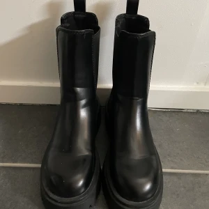 Chelsea boots  - Använda en gång men va alldeles för stora. 