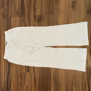 Linnebyxor nya - Nya linnebyxor från lager 157 i storlek S. Säljer då dom är för stora för mig