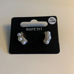 Örhängen med pärlor  - Örhängen med pärlor, nypris 29kr mitt pris 15kr