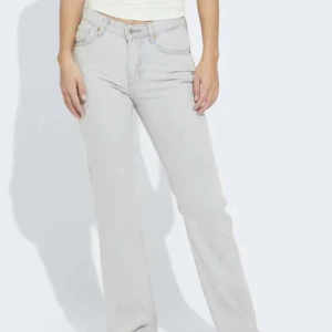 Jeans - Grå jeans från bikbok. Low Straight i strl 28/32. Sitter perfekt på mig som brukar ha 36/38 i jeans. Använda 2 gånger, som nya. Nypris 599 kr 💓