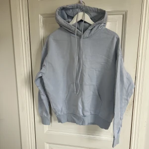 Hoodie från weekday - Bandet lossnade i tvätten men sätter såklart in den igen ifall nån är intresserad av att köpa, fin skick! Xs men lite oversized så passar även större storlekar