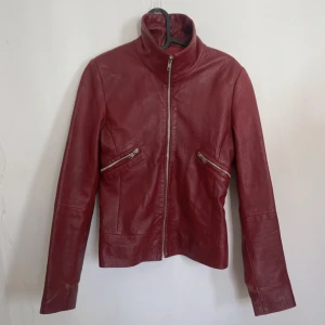 Äkta röd läderjacka  - Äkta röd skinnjacka. Storlek M.