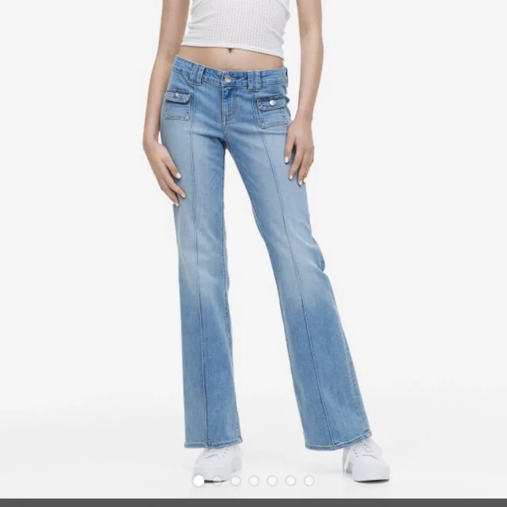 Säljer de här slutsålda jeansen från hm! De är helt oanvända och passar mig som vanligtvis har strl 36💕. Jeans & Byxor.